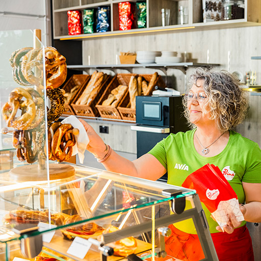 Gibt eine Brezel an Kunden